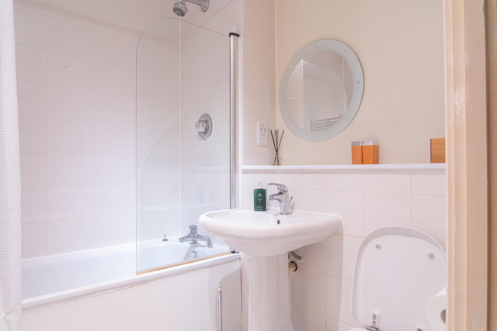 Stay In Our Stylish Flat! & Secure Building & Sleeps Up To 4 Birmingham Esterno foto